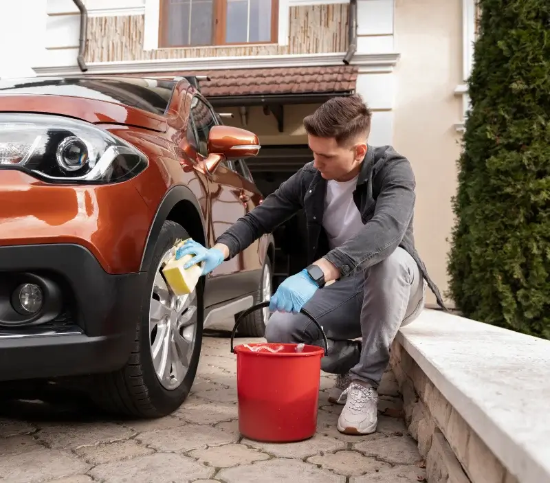 Lavage auto à domicile Ozouer-le-Voulgis : professionnel intervenant sur un véhicule